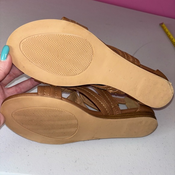Comfortview Tan Sandals with Intricate Cut-Outs and Zipper - Picture 7 of 9